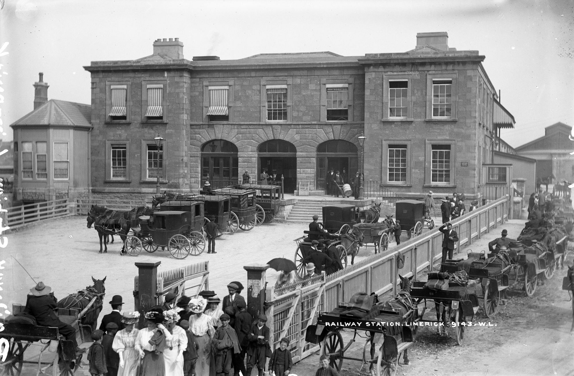 Limerick railway station in July 1907, with horse-drawn vehicles outside its arched entrance